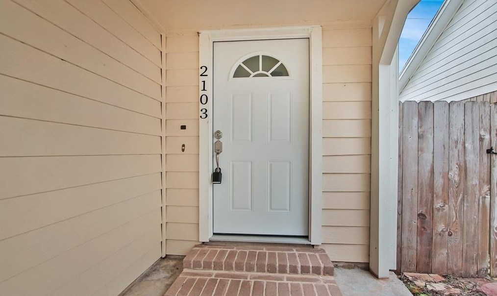 2103 Creekshire Dr, Sugar Land TX  77478-5221 exterior