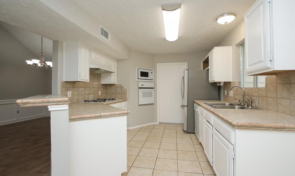 2103 Creekshire Dr, Sugar Land TX  77478-5221 exterior