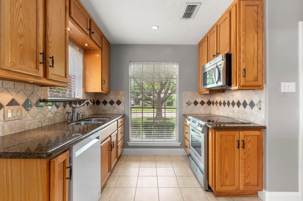 11323 Sagetrail Dr, Houston TX  77089-4417 exterior