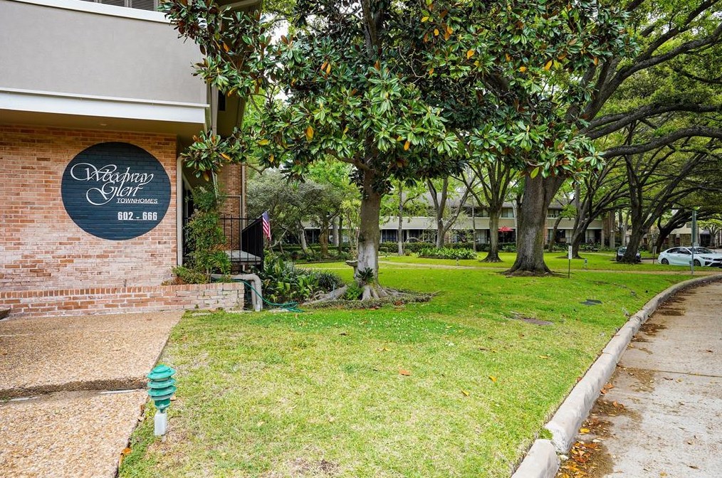638 Ripple Crk Dr, Houston TX  77057-1074 exterior