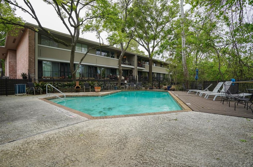 638 Ripple Crk Dr, Houston TX  77057-1074 exterior