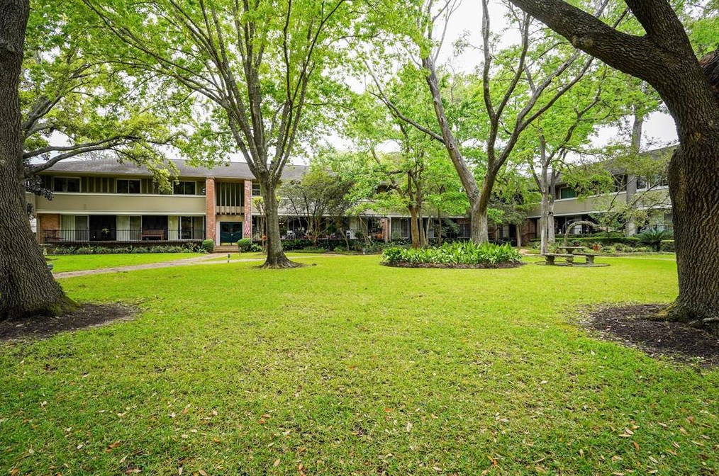 638 Ripple Crk Dr, Houston TX  77057-1074 exterior