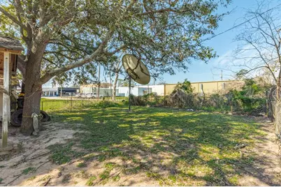 114 N 15th Street, West Columbia, TX 77486 - Photo 9