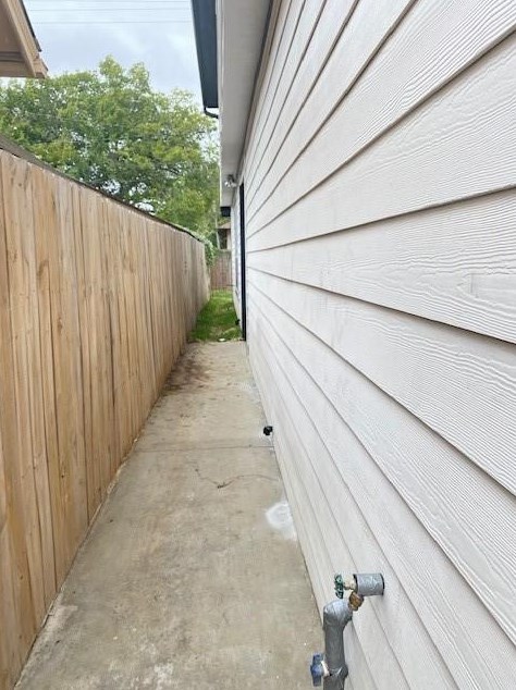 2326 Cumberland St, Houston TX  77023-5224 exterior