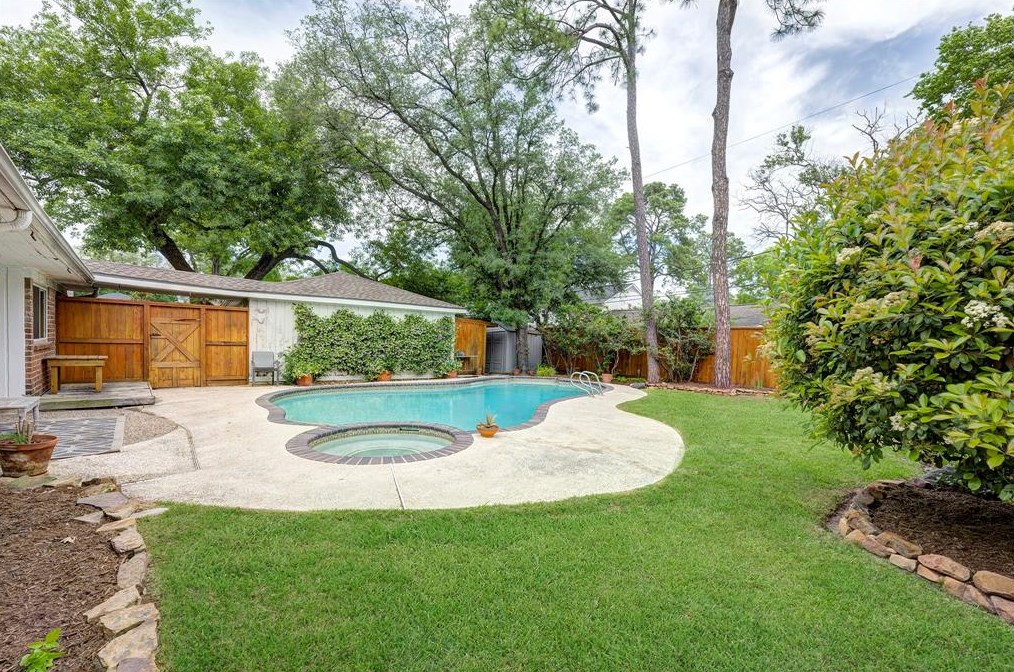 10710 Tupper Lk Dr, Houston TX  77056-1626 exterior