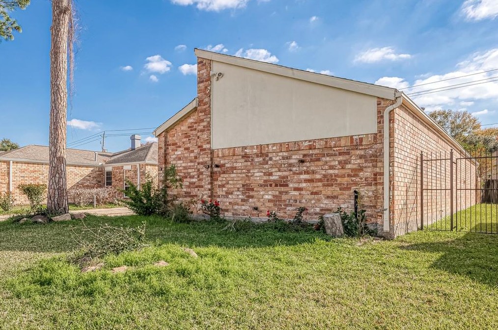 13311 Avonshire Dr, Houston TX  77083-3503 exterior