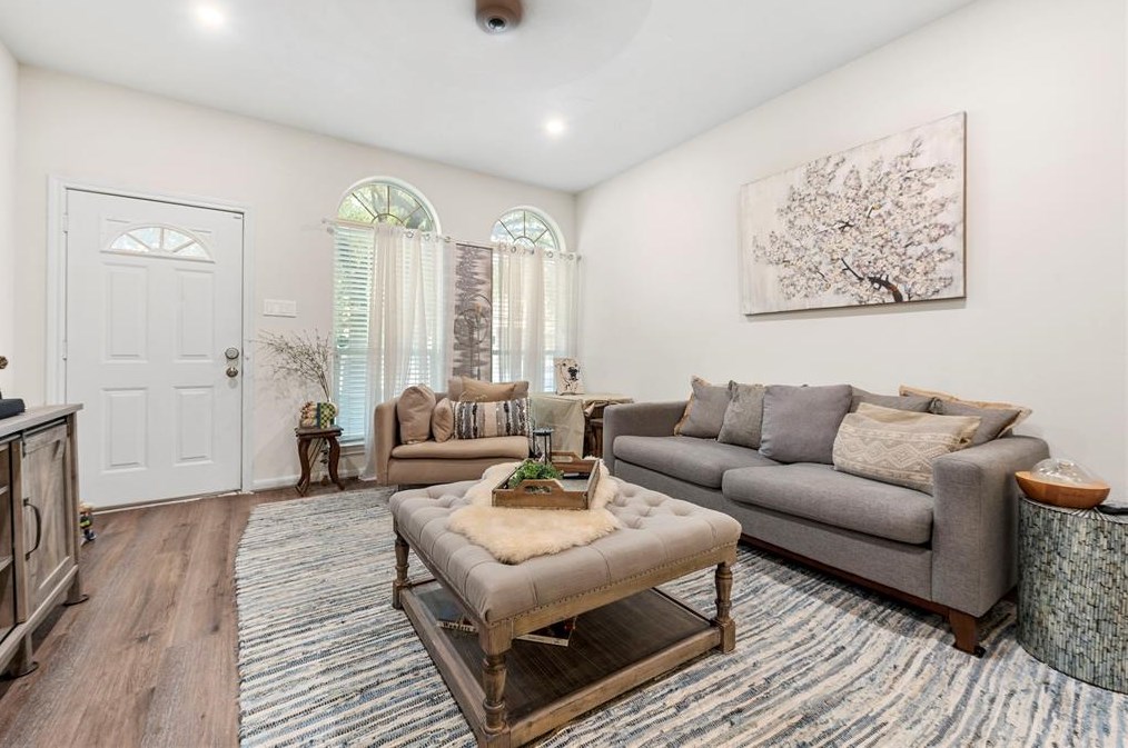 323 Plaza Del Sol Park, Houston TX  77020-7747 exterior