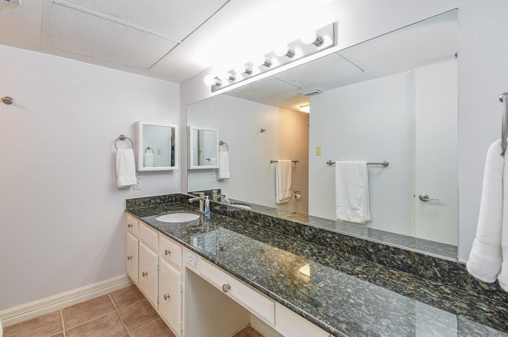 351 Post Oak Ln, Houston TX  77056-1507 exterior