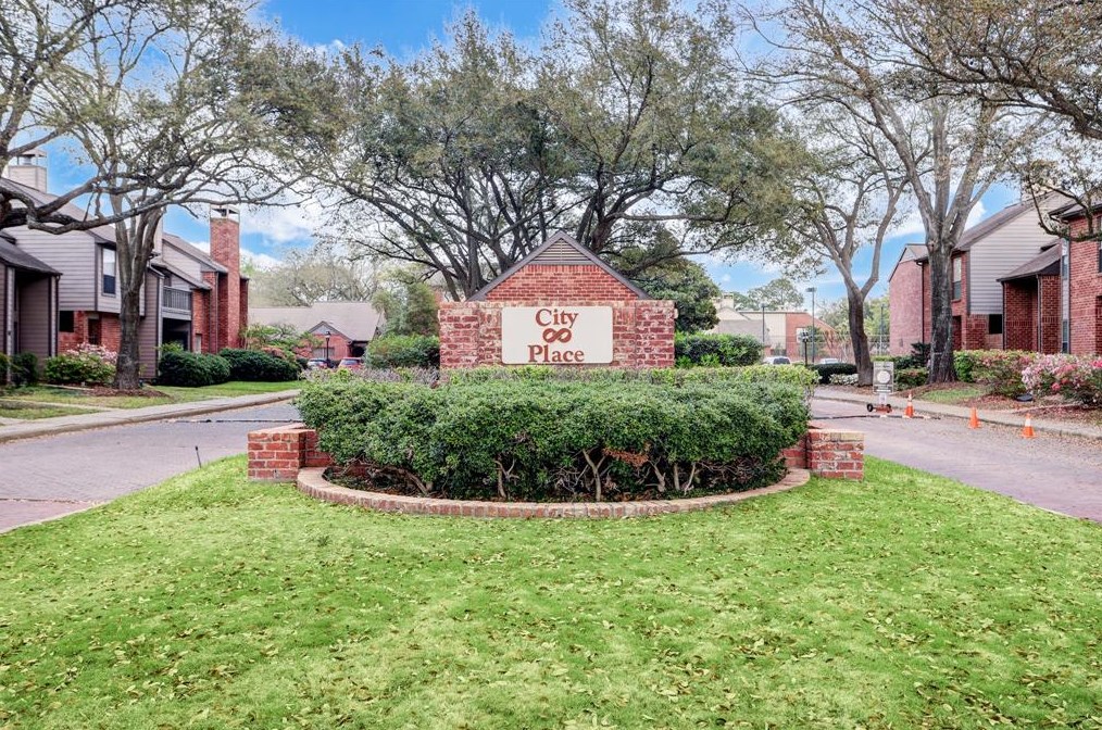 7447 Cambridge St, Houston TX  77054-2000 exterior
