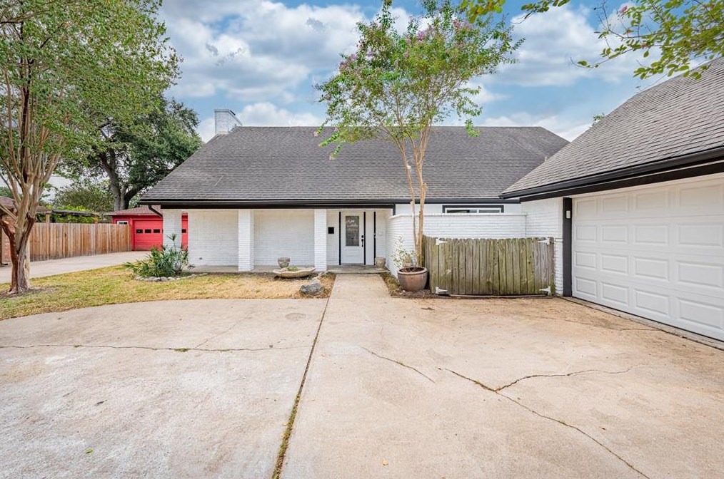 6215 Portal Dr, Houston TX  77096-5725 exterior