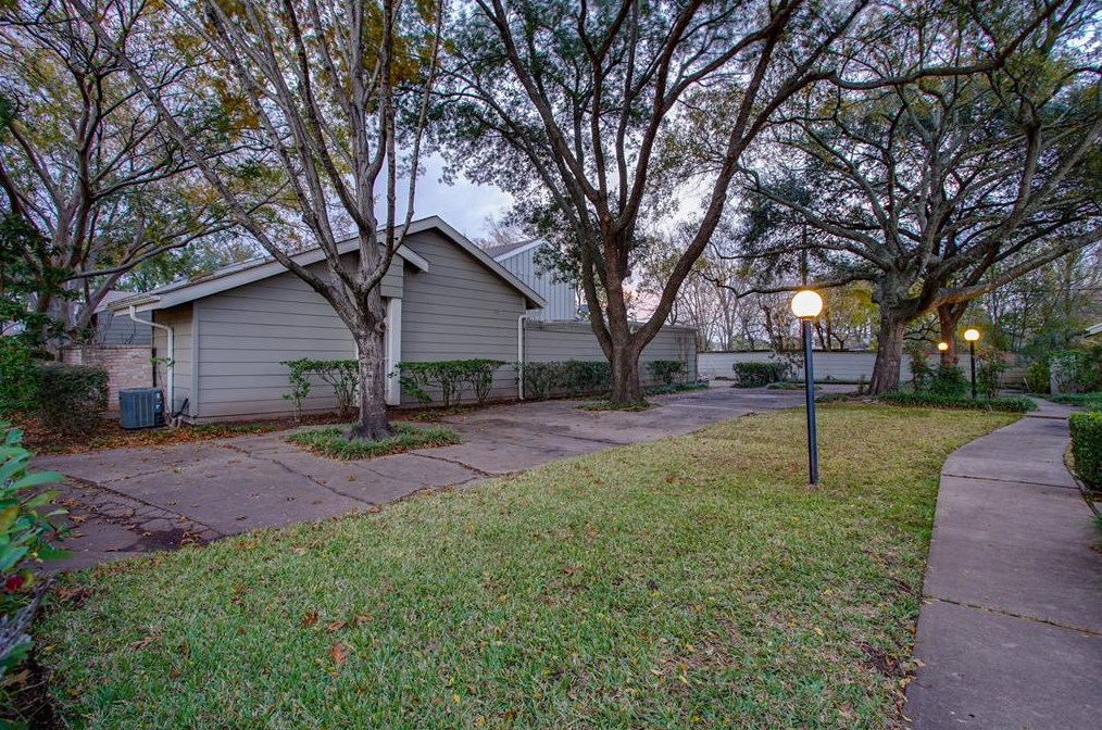 6825 Greenway Chase St, Houston TX  77072-2147 exterior