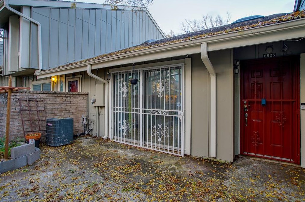 6825 Greenway Chase St, Houston TX  77072-2199 exterior