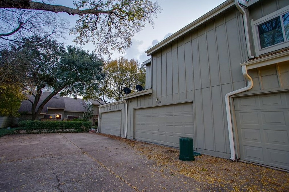 6825 Greenway Chase St, Houston TX  77072-2147 exterior