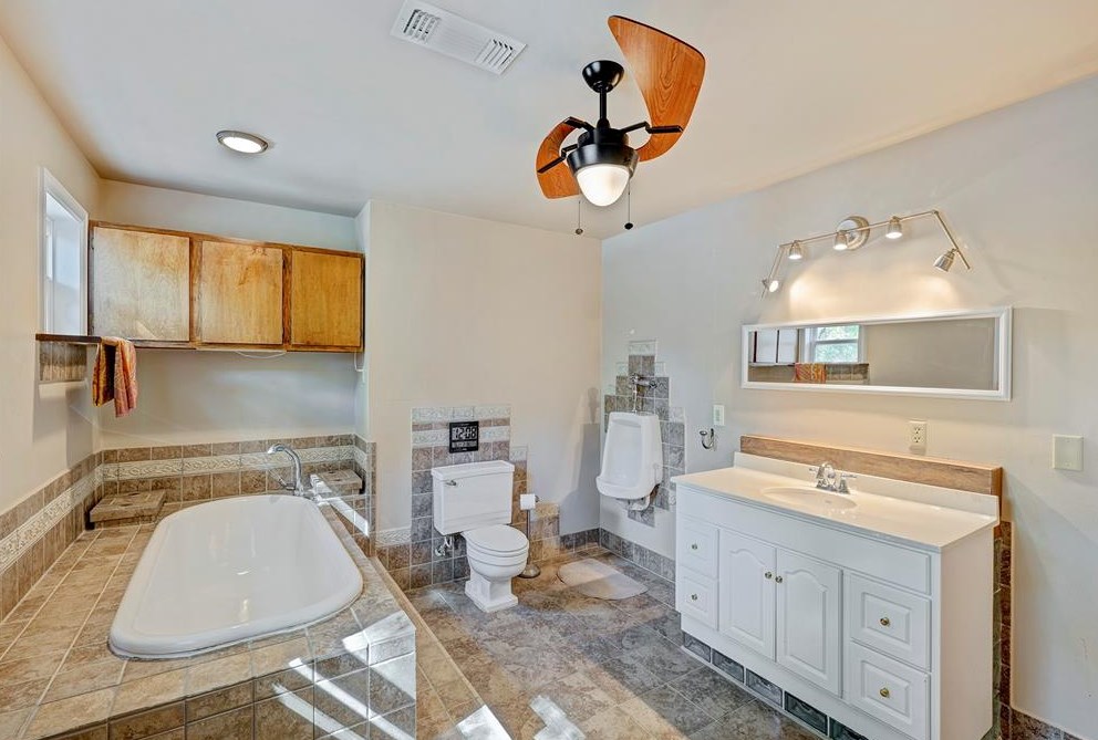 7634 Broadview Dr, Houston TX  77061-1605 exterior
