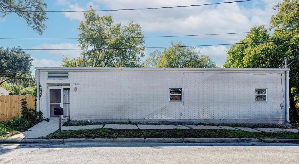 7634 Broadview Dr, Houston TX  77061-1605 exterior
