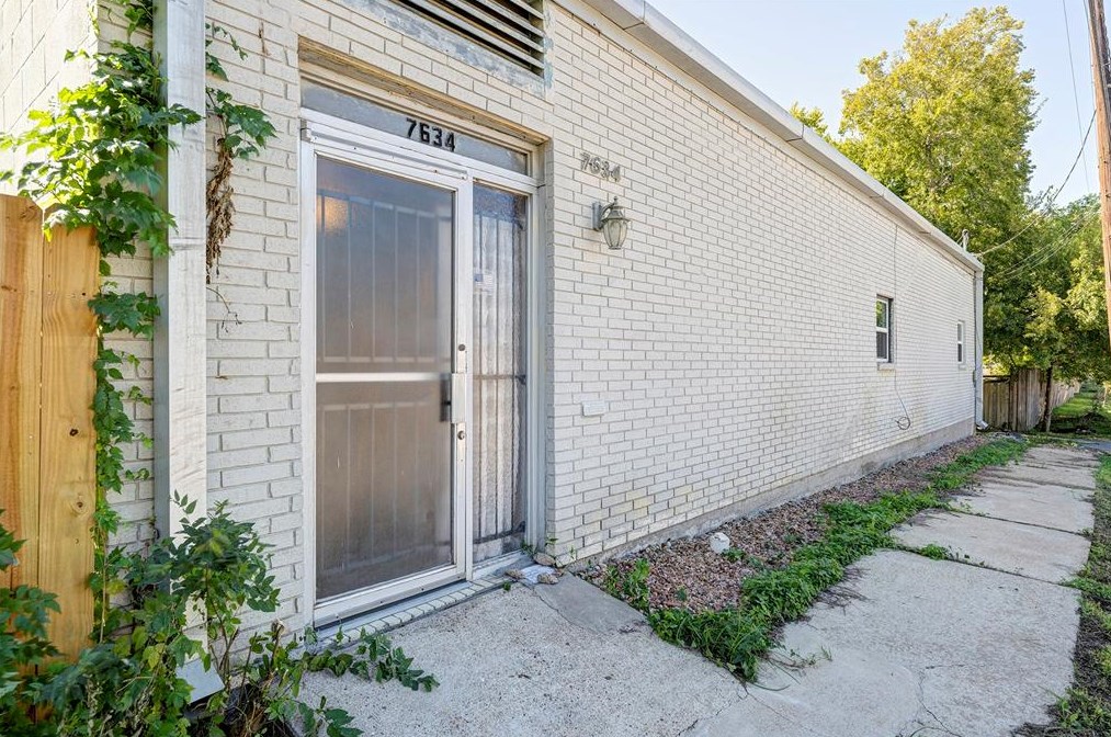 7634 Broadview Dr, Houston TX  77061-1605 exterior