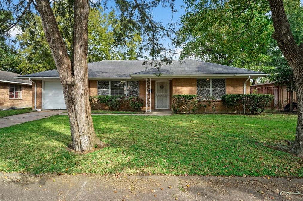 4310 Ebbtide Dr, Houston TX  77045-4218 exterior