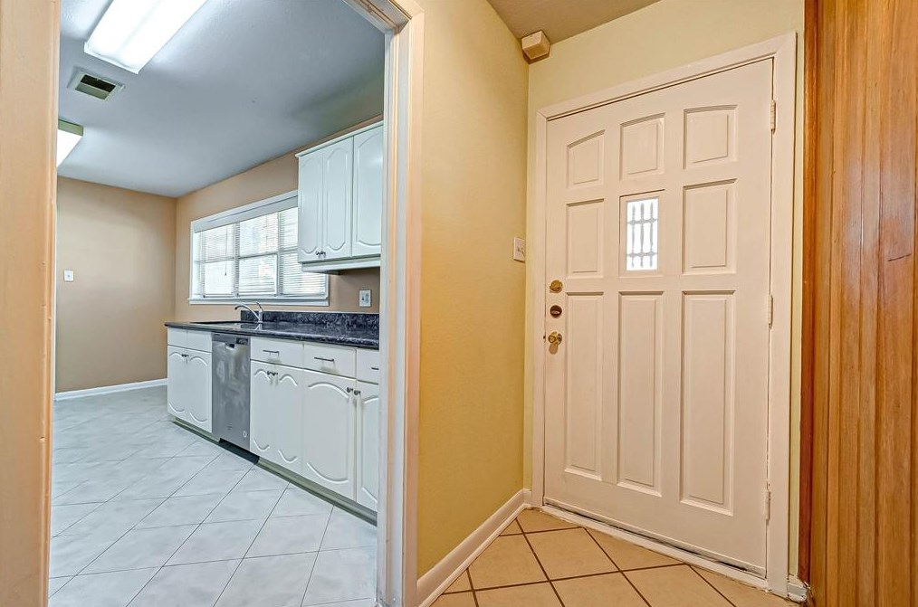 1521 Bayram Dr, Houston TX 77055-3215 exterior