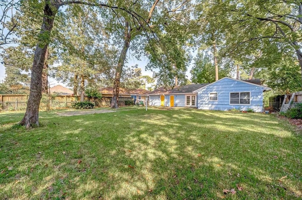 1521 Bayram Dr, Houston TX 77055-3215 exterior