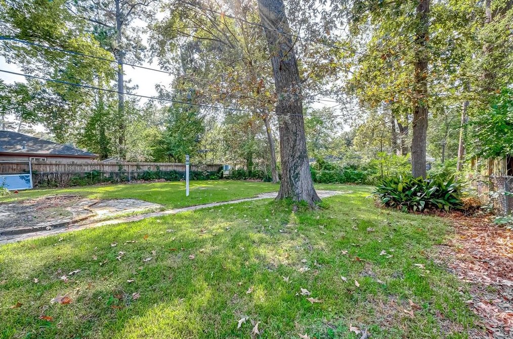 1521 Bayram Dr, Houston TX 77055-3215 exterior