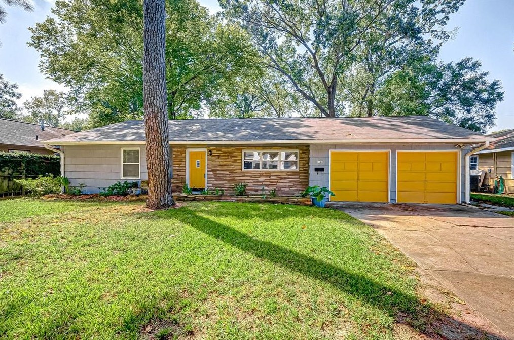 1521 Bayram Dr, Houston TX 77055-3215 exterior