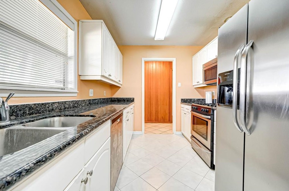 1521 Bayram Dr, Houston TX 77055-3215 exterior