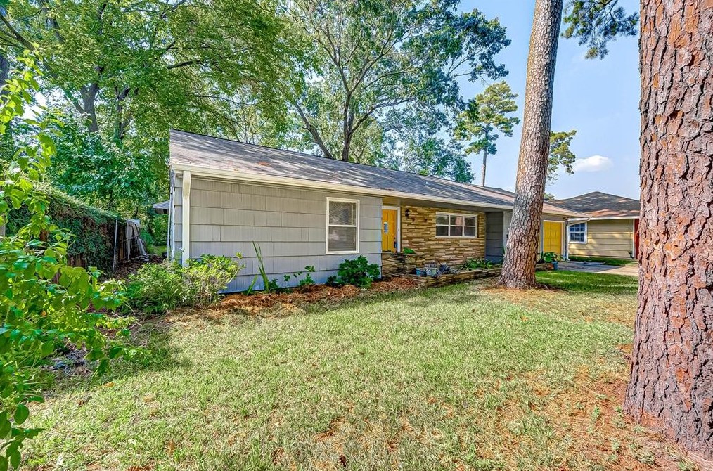 1521 Bayram Dr, Houston TX 77055-3215 exterior