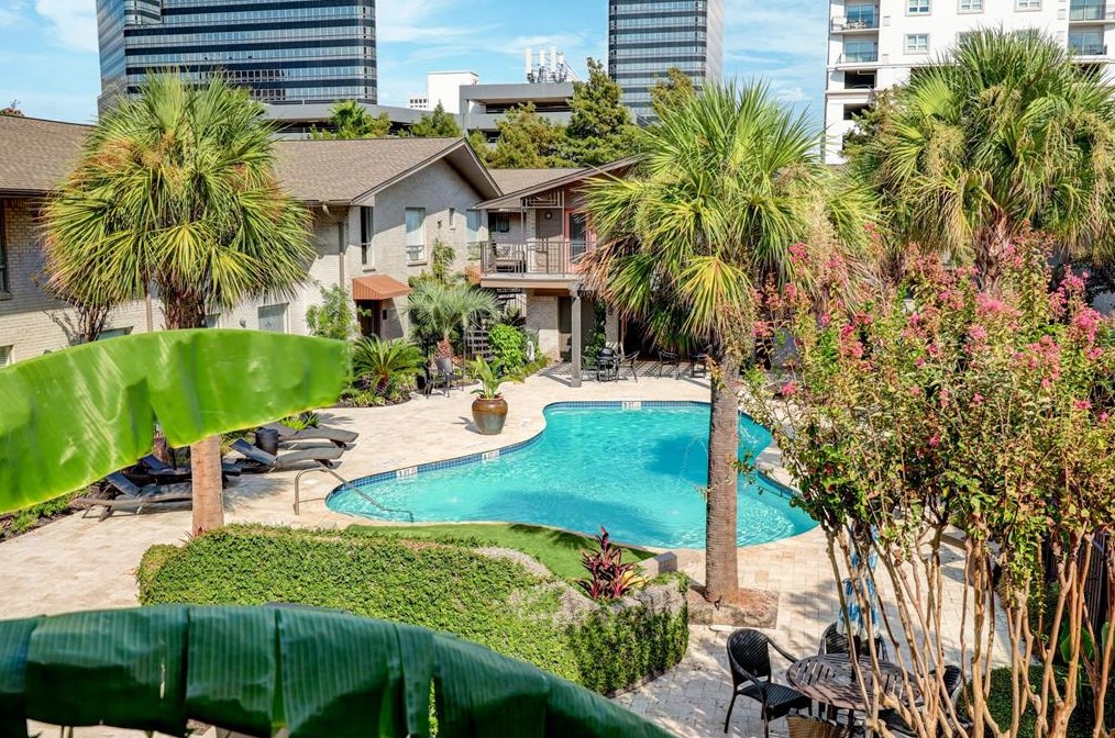 2306 Mccue Rd, Houston TX  77056-4630 exterior