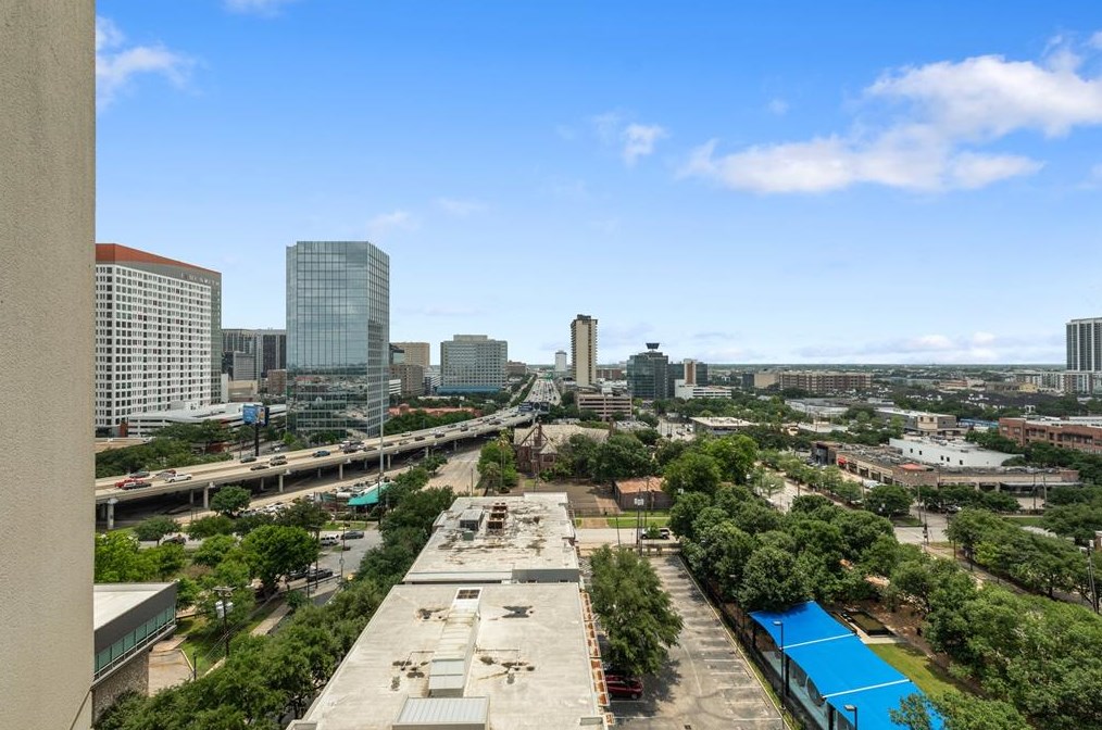 2000 Bagby St, Houston TX  13440-8587 exterior