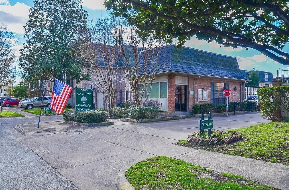 2475 Underwood St, Houston TX  77030-3528 exterior