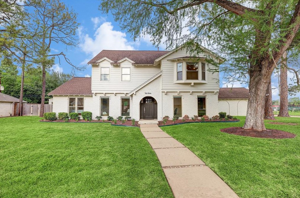 211 Blue Willow Dr, Houston TX  77042-1107 exterior