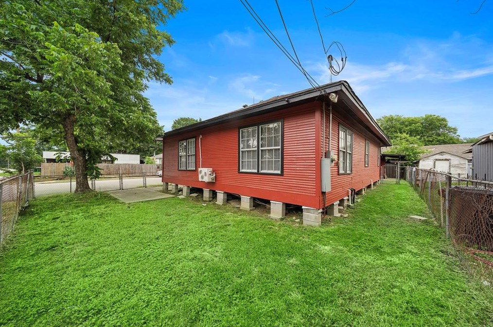 1504 Luzon St, Houston TX  77009-7922 exterior