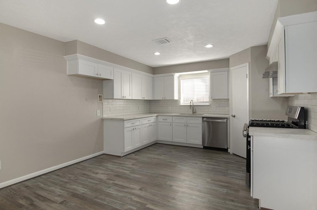 10102 Kirkbluff Dr, Houston TX 77089-2821 exterior