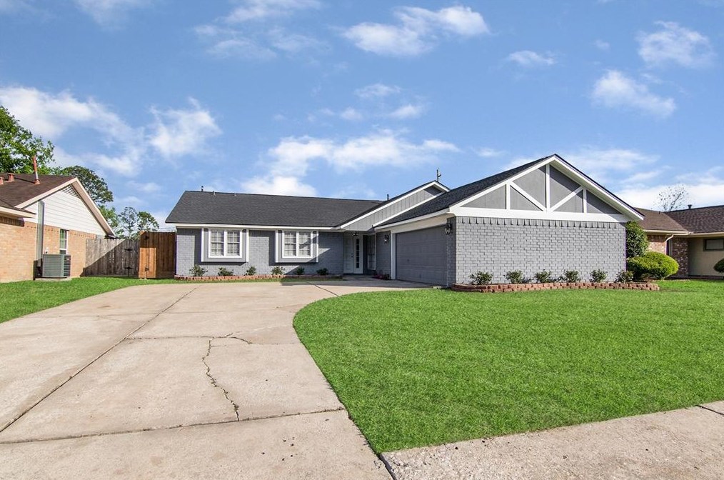 10102 Kirkbluff Dr, Houston TX 77089-2821 exterior