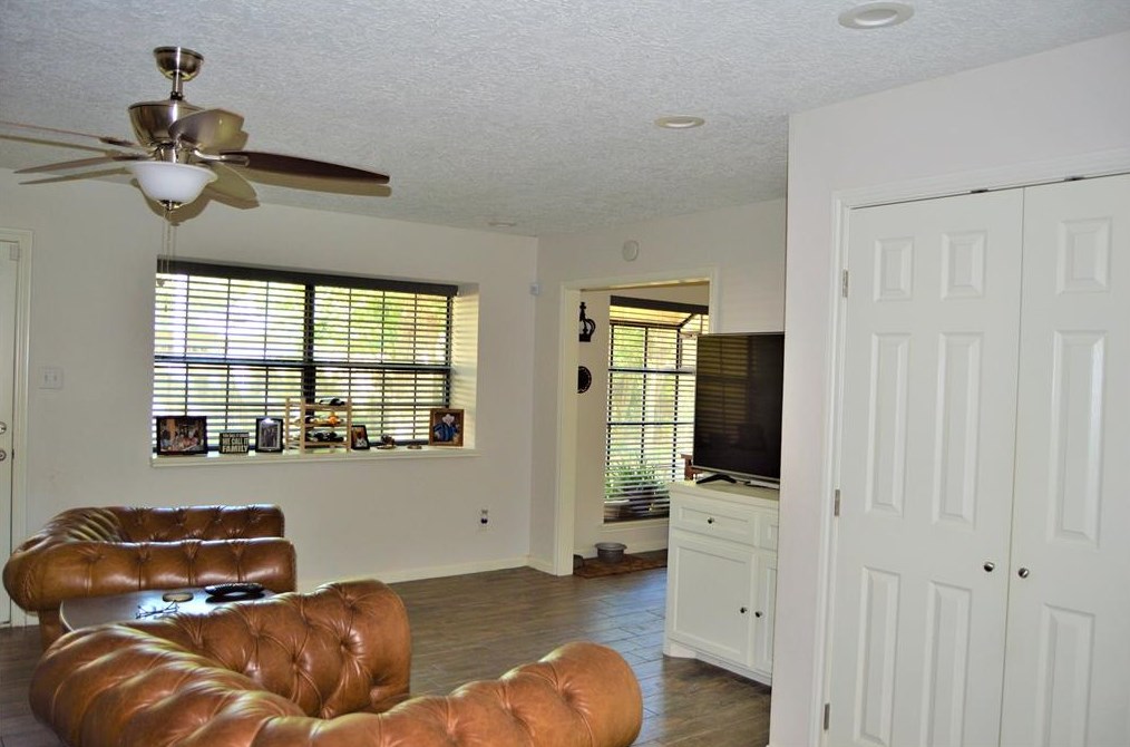 1805 Lk Dr, Huntsville TX 77320-0237 exterior