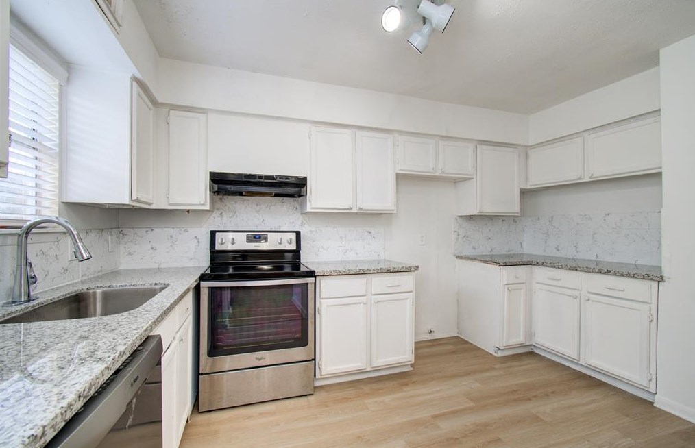 6358 Cambridge Gln Ln, Houston TX  77035-3901 exterior