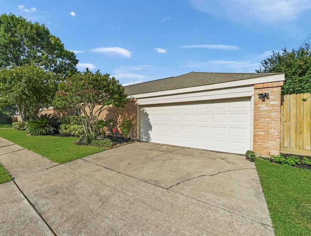 12502 Rocky Knl Dr, Houston TX  77077-5835 exterior