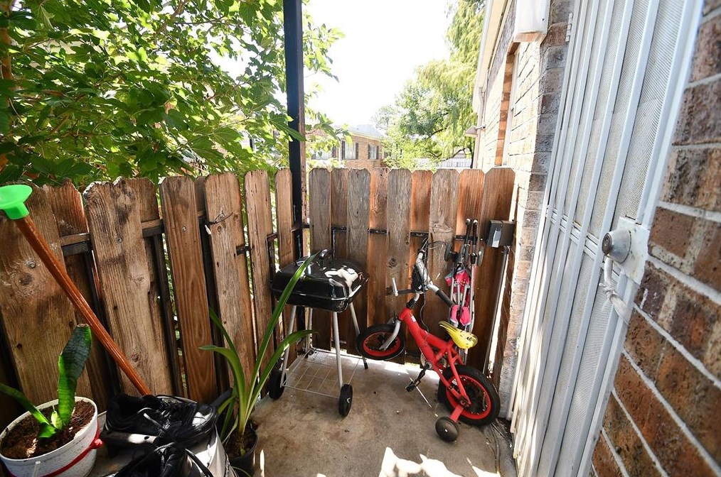 6305 Westward St, Houston TX  77081-3201 exterior