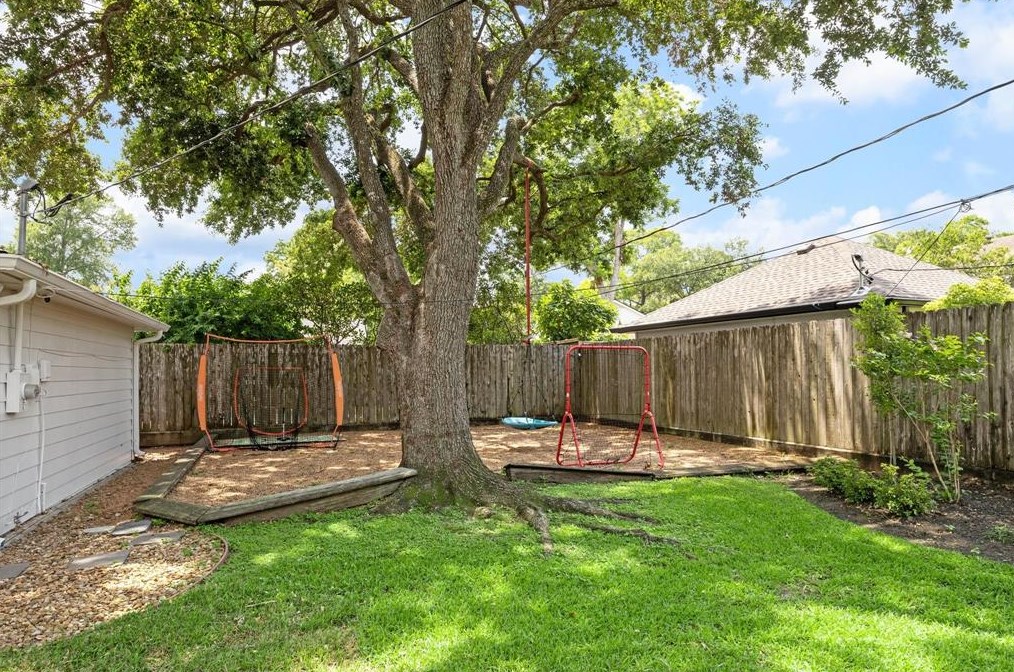 14214 Chadbourne Dr, Houston TX  77079-6525 exterior