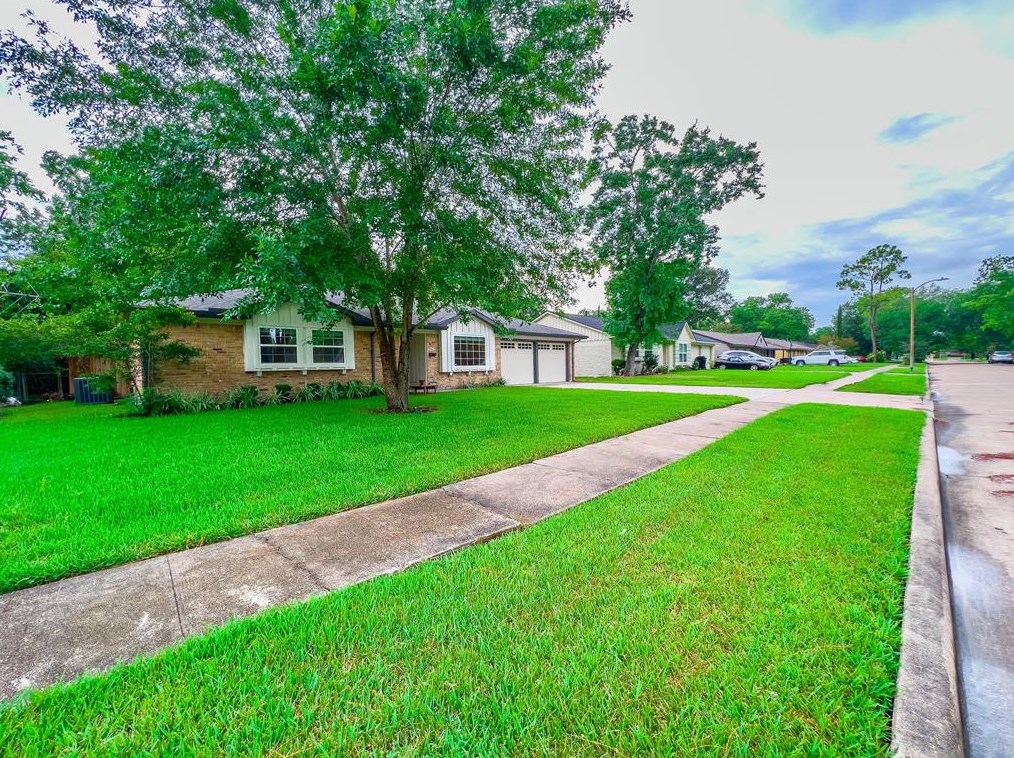5923 Dawnridge Dr, Houston TX  77035-4119 exterior