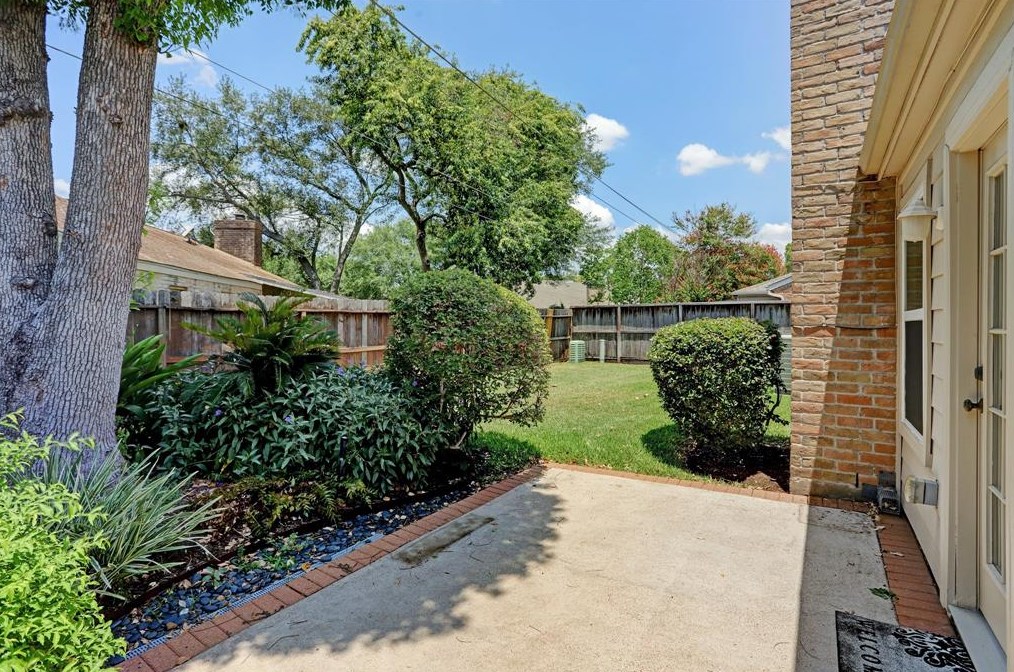 2218 Gray Fls Dr, Houston TX  77077-6500 exterior
