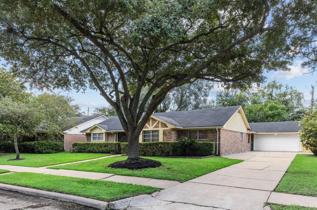 5447 Indigo St, Houston TX  77096-1241 exterior