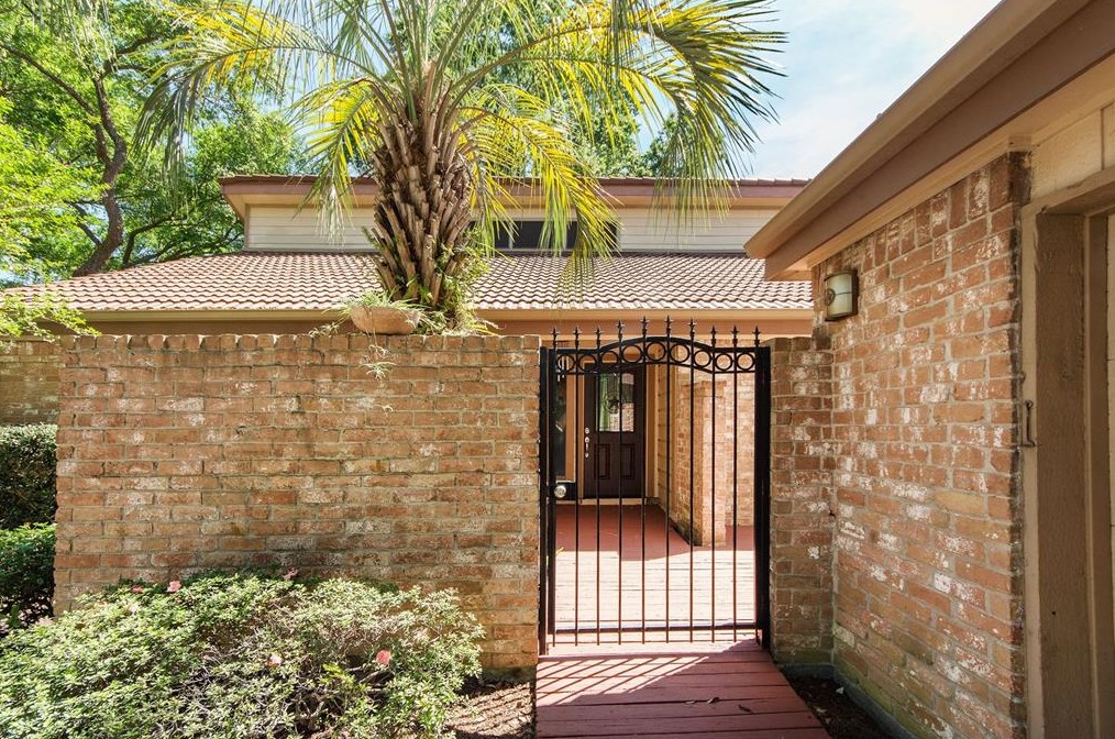 5831 Arncliffe Dr, Houston TX  77088-4205 exterior