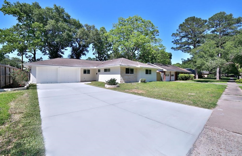5330 Creekbend Dr, Houston TX  77096-5214 exterior