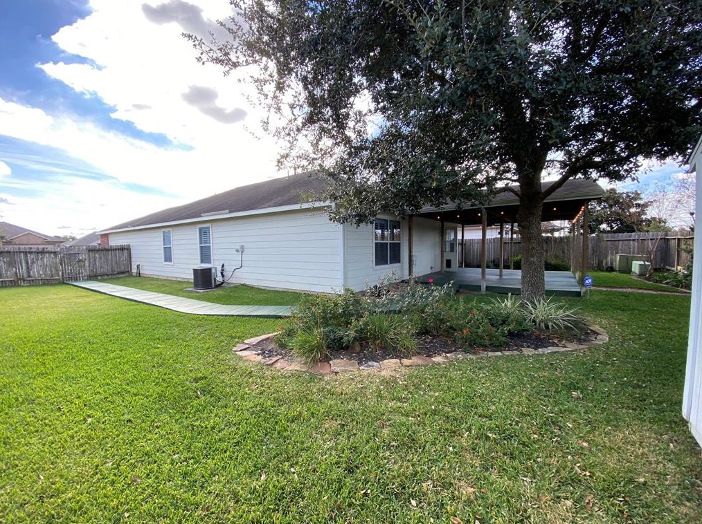24638 Lakecrest Village Dr, Katy TX  77493-2729 exterior