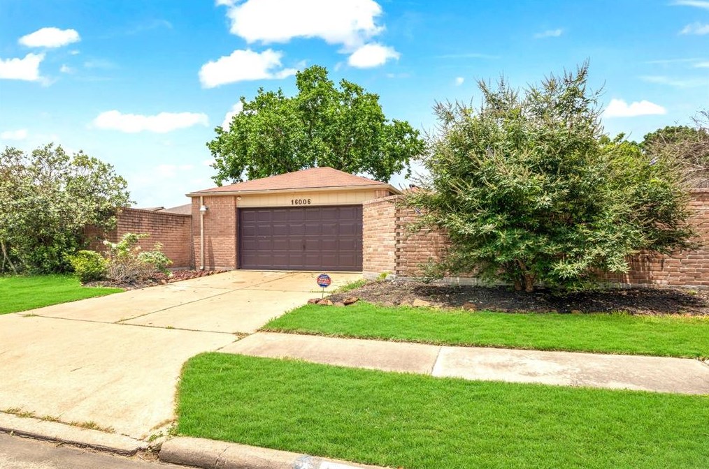 16006 Los Altos Dr, Houston TX  77083-2931 exterior