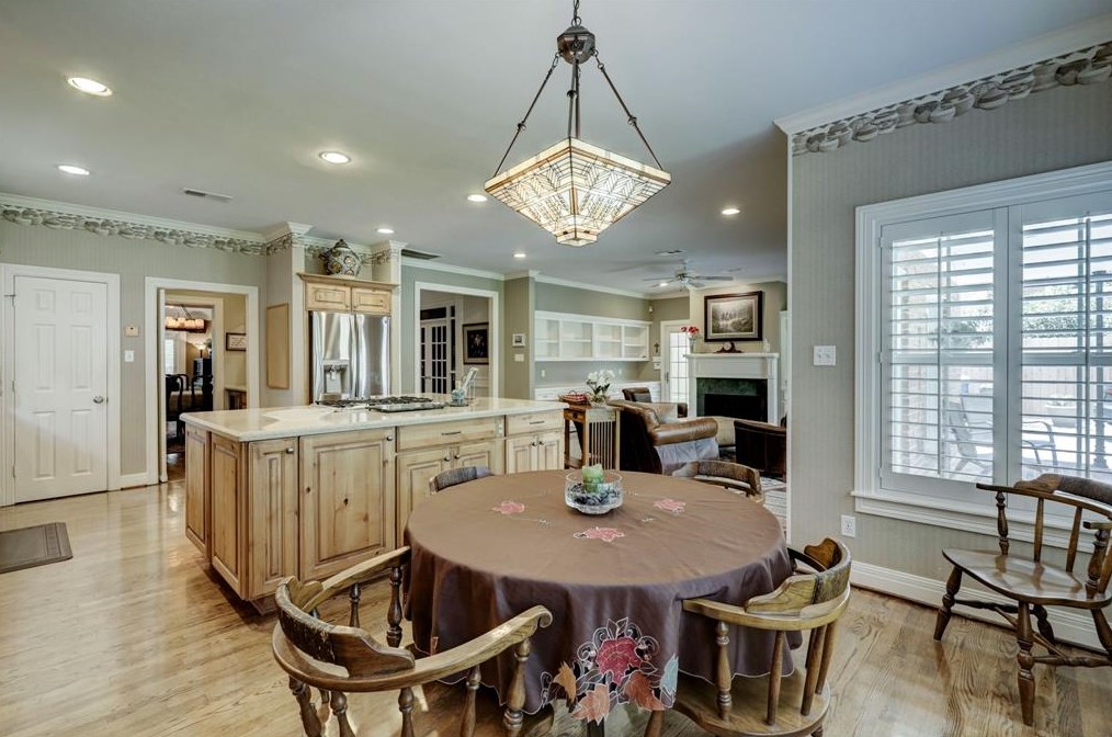 21 Woodsborough Cir, Houston TX  77055-7534 exterior