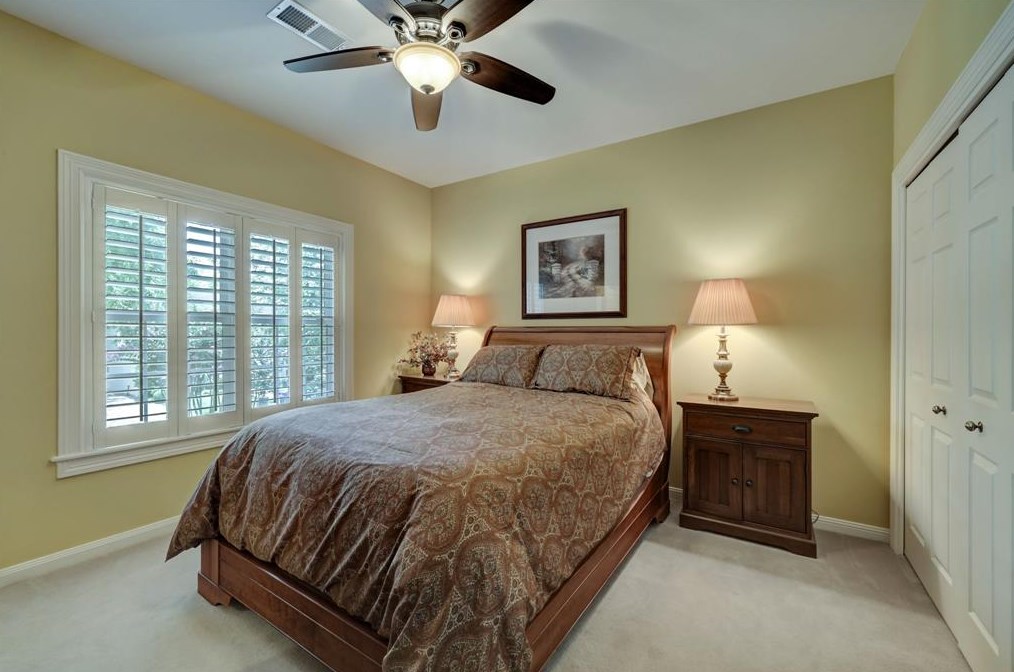 21 Woodsborough Cir, Houston TX  77055-7534 exterior