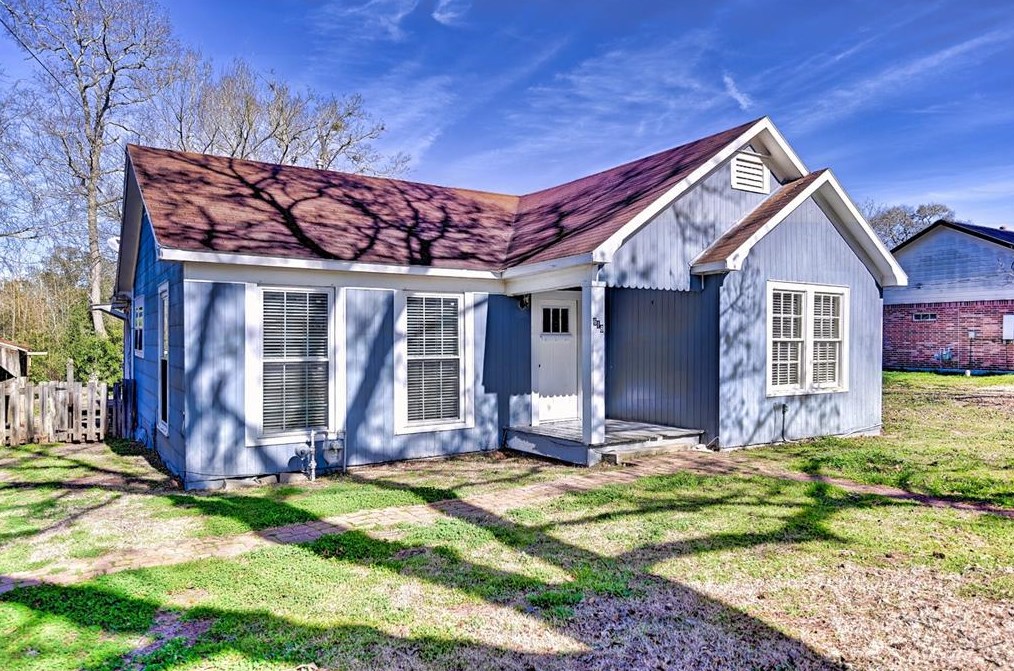 618 Fisher St, Bellvue TX  77418-1210 exterior