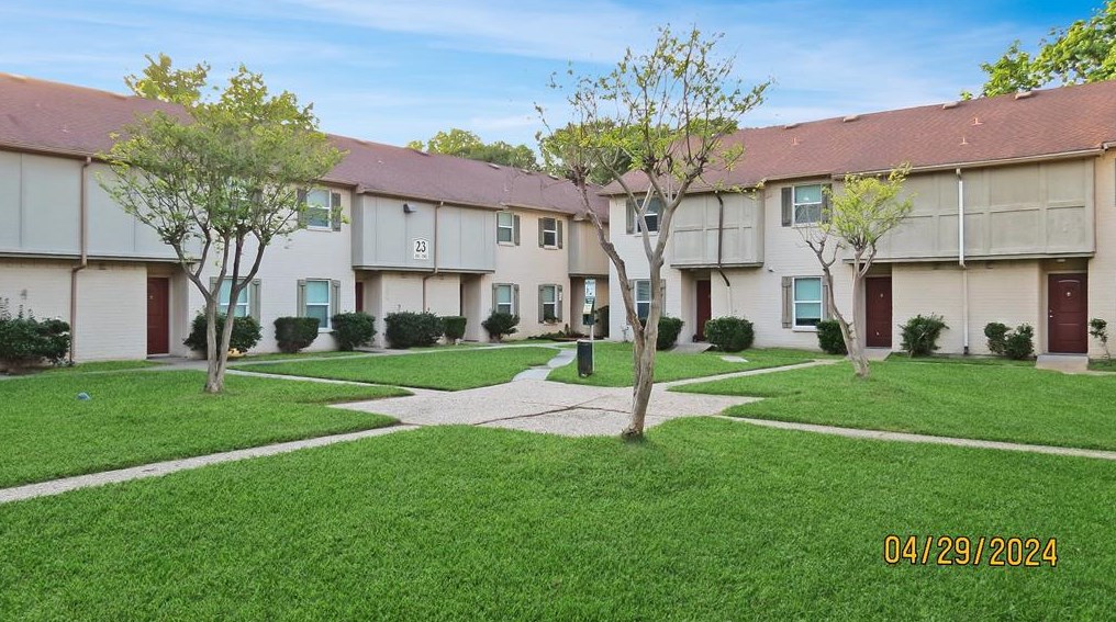 1701 Upland Dr, Houston TX  77043-3510 exterior